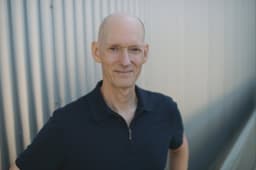 Headshot of Lee Schneider